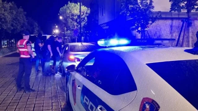 T&euml; sht&euml;na me arm&euml; zjarri n&euml; Kurbin, q&euml;llohet drejt