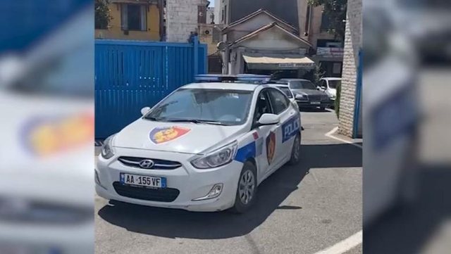 T&euml; sht&euml;na me arm&euml; zjarri drejt nj&euml; automjeti n&euml;