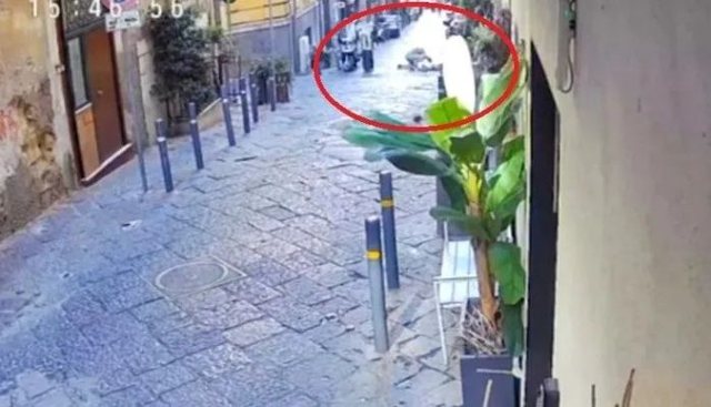 Hodhi statuj&euml;n nga ballkoni dhe la t&euml; vdekur turisten, prind&euml;rit