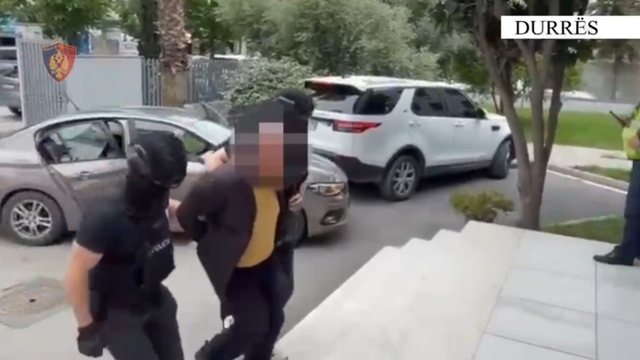 Kapet duke transportuar mbi 1000 fara kanabisi me q&euml;llim shitjen,