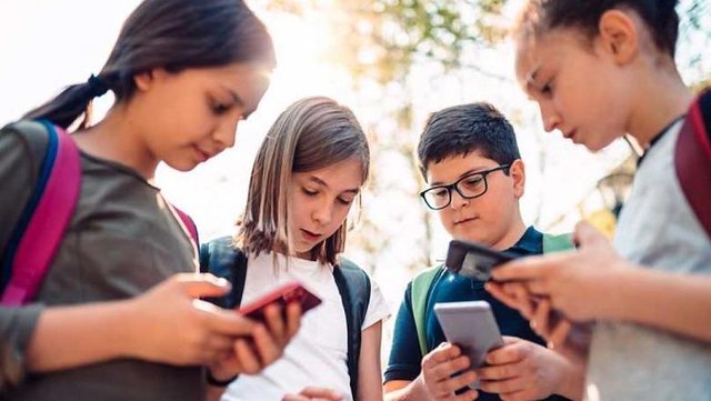 Ndalohen rrjetet sociale p&euml;r f&euml;mij&euml;t n&euml;n 15 vje&ccedil;/