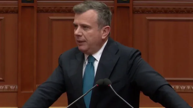 "Mos ia b&euml;ni k&euml;t&euml; turp ...", Balla kritikon PD n&euml;