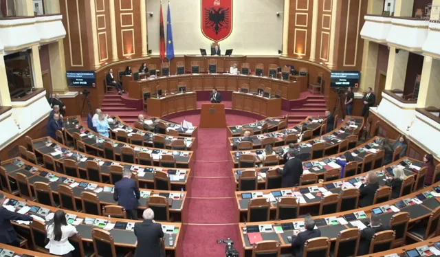 Debate dhe p&euml;rplasje n&euml; sall&euml;/ Opozita braktis Kuvendin pas