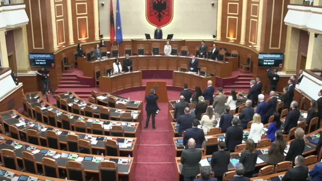 Ndarja nga jeta e Rexhep Qosjes, Kuvendi mban nj&euml; minut&euml; heshtje,