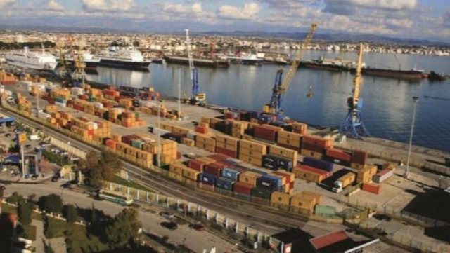 Kontenieri me mallra t&euml; bllokuara imbarkohet gabimisht n&euml; anije,