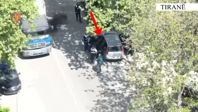 U kap me 3 arm&euml; zjarri n&euml; makin&euml;, momenti kur arrestohet 48