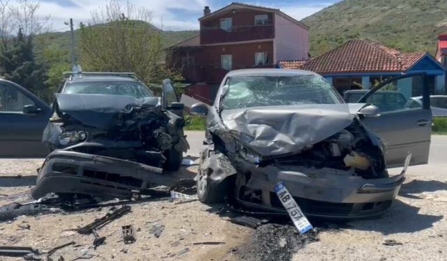 Aksident n&euml; Maliq/ Makinat p&euml;rplasen kok&euml; m&euml; kok&euml;, dy