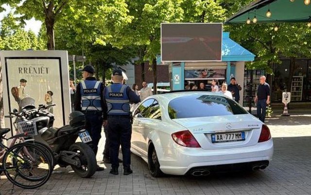 Aksident n&euml; Tiran&euml;, makina luksoze del nga rruga, plagos kalimtaren