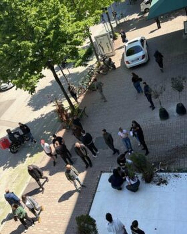 Aksident n&euml; Tiran&euml;, makina luksoze del nga rruga, plagos kalimtaren