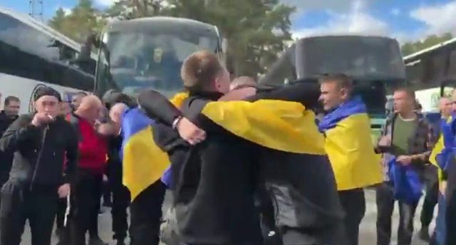 P&euml;rqafime dhe emocione/ Ukraina dhe Rusia shk&euml;mbejn&euml; qindra