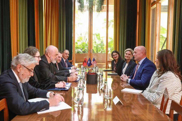 Ambasadori amerikan n&euml; NATO: Shqip&euml;ria po rrit ndjesh&euml;m
