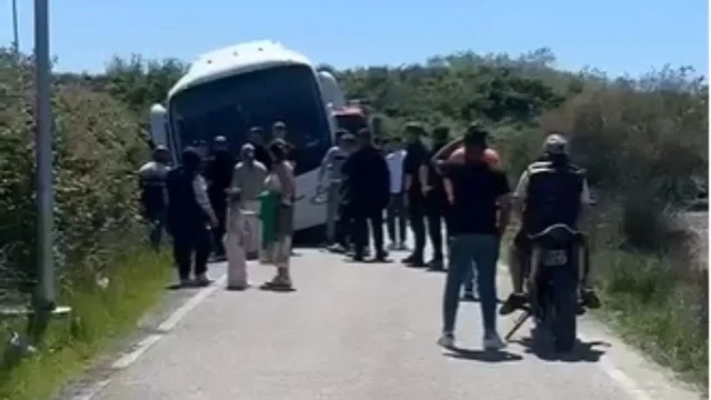 Aksident n&euml; Vlor&euml;, autobusi me nx&euml;n&euml;s del nga rruga, shtylla