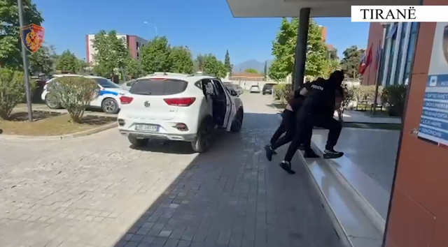 Shkeli mas&euml;n e &ldquo;arrestit n&euml; sht&euml;pi&rdquo; dhe kreu dy