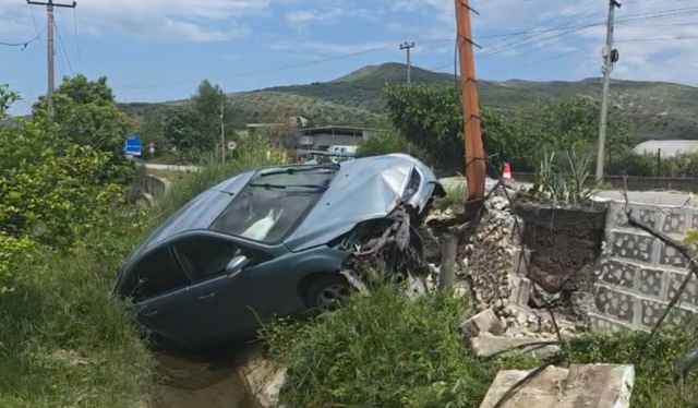 Aksident i r&euml;nd&euml; n&euml; aksin Lushnje&ndash;Berat, makina del nga
