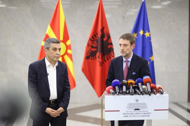 &ldquo;Ata idiot&euml;t ...&rdquo;/ Ferit Hoxha pyetet p&euml;r mesazhet n&euml;