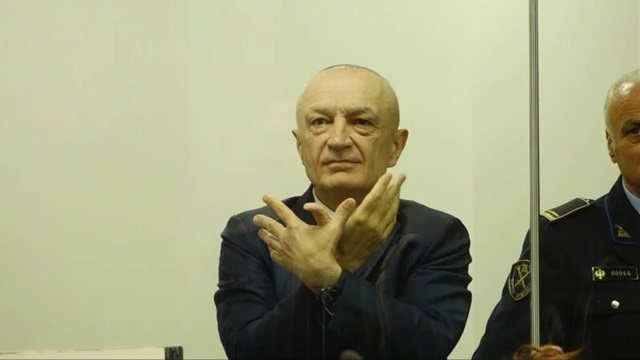 Pamja e tij n&euml; gjyq i habiti t&euml; gjith&euml;, gazetari q&euml; e