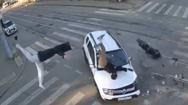 Aksident i friksh&euml;m n&euml; Rusi! Moto&ccedil;ikleta p&euml;rplaset me