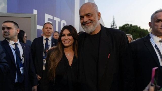 Kimberly Guilfoyle, ambasadorja e SHBA n&euml; Greqi reagon p&euml;r takimin me