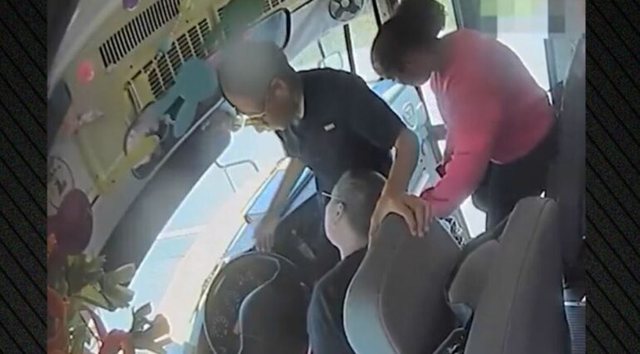 Shmanget tragjedia!  Nx&euml;n&euml;sit ndalojn&euml; autobusin e shkoll&euml;s