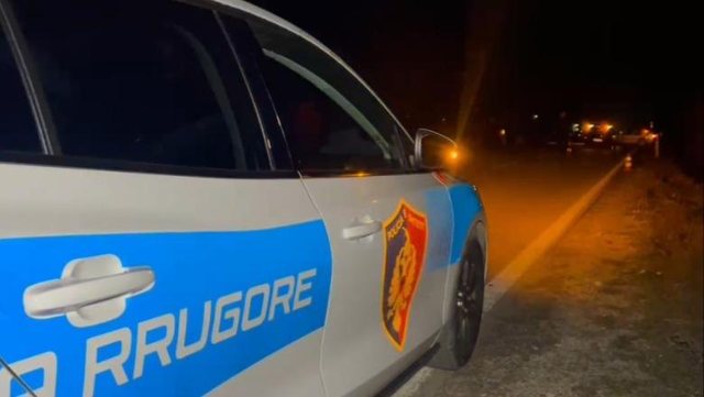 Tjet&euml;r aksident! Automjeti p&euml;rplaset me bag&euml;tit&euml; e