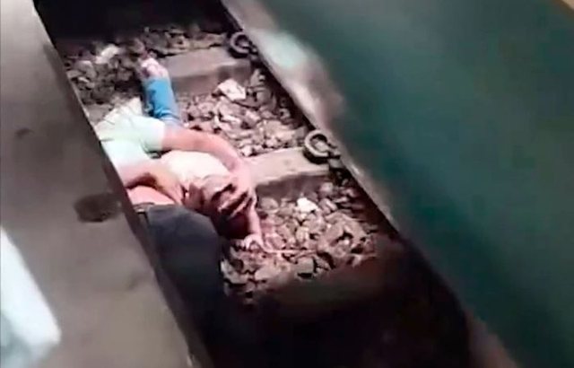 Momenti PREK&Euml;S/ Babai shp&euml;ton foshnj&euml;n, e mbulon me trup teksa