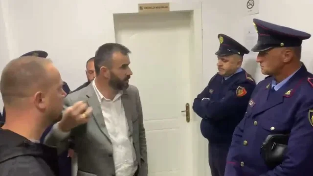 Panelet fotovolatike, nd&euml;rpritet mbledhja e K&euml;shillit Bashkiak n&euml;