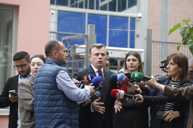 "Nuk na tret dheu pa e par&euml; Berish&euml;n n&euml; burg", Balla