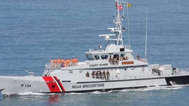 Bllokohet veliera, dy turist&euml;t anglez&euml; mbeten n&euml; mes t&euml;