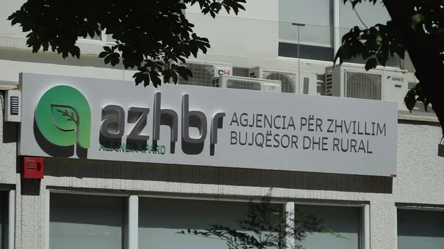 Tjet&euml;r goditje p&euml;r fermer&euml;t! Skema e subvencioneve n&euml; rrezik