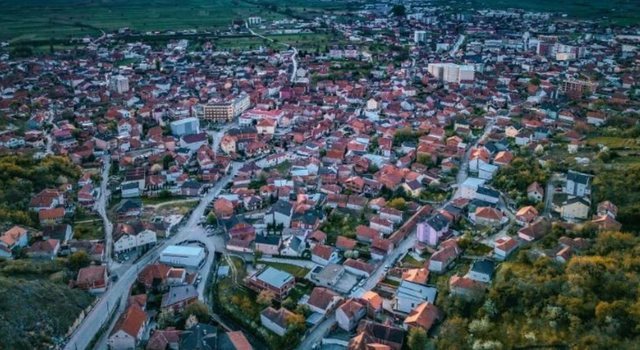 Serbia bllokon fondet p&euml;r shqiptar&euml;t e Lugin&euml;s, reagon Prishtina