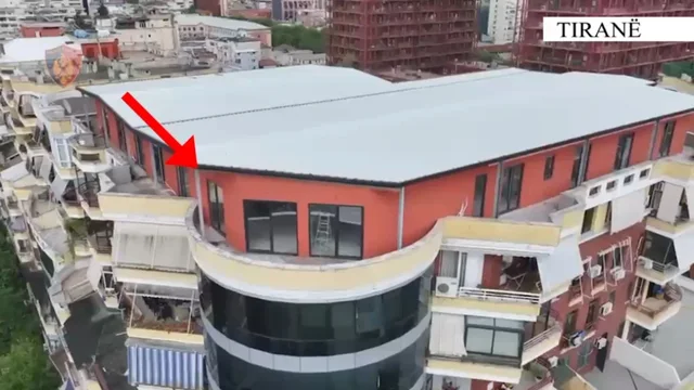 Nd&euml;rtoi pa leje nj&euml; banes&euml; n&euml; tarrac&euml;n e pallatit,