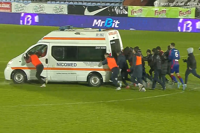 VIDEO/ Kaos n&euml; Rumani, lojtar&euml;t shtyjn&euml; ambulanc&euml;n n&euml;