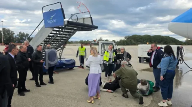 Greqi/ Shembet shkalla e avionit , plagosen tre persona  (VIDEO)
