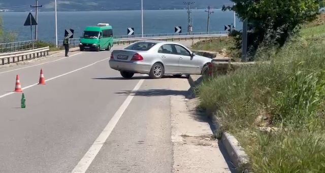 Aksident i r&euml;nd&euml; n&euml; Pogradec, shoferja p&euml;rplas p&euml;r