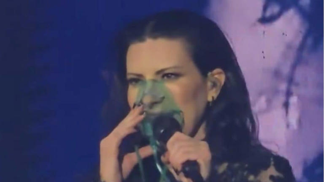 Laura Pausini nd&euml;rpret koncertin e saj n&euml; Ekuador, pastaj k&euml;rkon