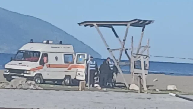 Gjendet i pajet&euml; nj&euml; person n&euml; nj&euml; prej kullave t&euml;