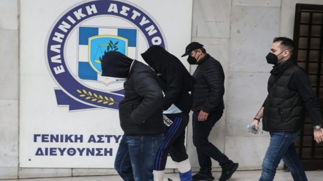 Shqiptari i akuzuar p&euml;r vrasjen e nj&euml; polici grek, prangoset si