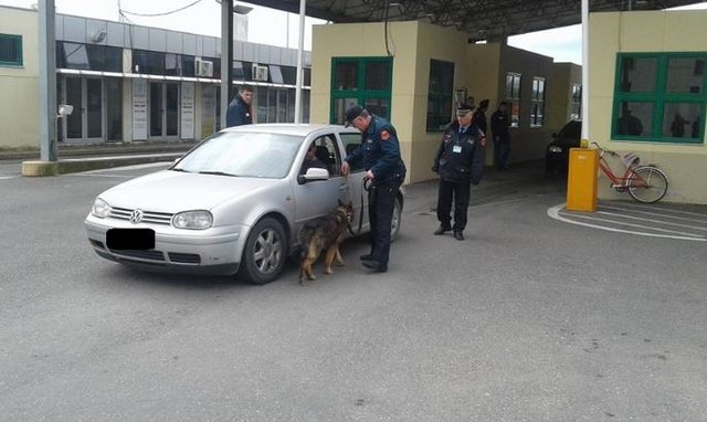 N&euml; k&euml;rkim nd&euml;rkomb&euml;tar p&euml;r drog&euml;, arrestohet me