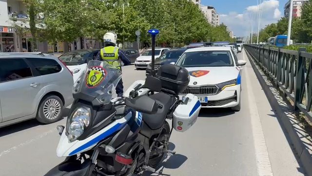 Aksident n&euml; Transballkanike, makina p&euml;rplas t&euml; moshuar&euml;n te