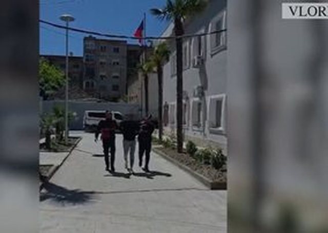 L&euml;vizte me pistolet&euml; lod&euml;r, mask&euml; dhe p&euml;rforcues