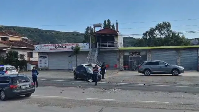 Aksident n&euml; Elbasan-Peqin, kamioni p&euml;rplas makin&euml;n, tre t&euml;
