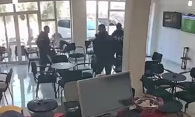 Kujdes, pamje t&euml; r&euml;nda, video nga momenti kur shoferi i dehur merr