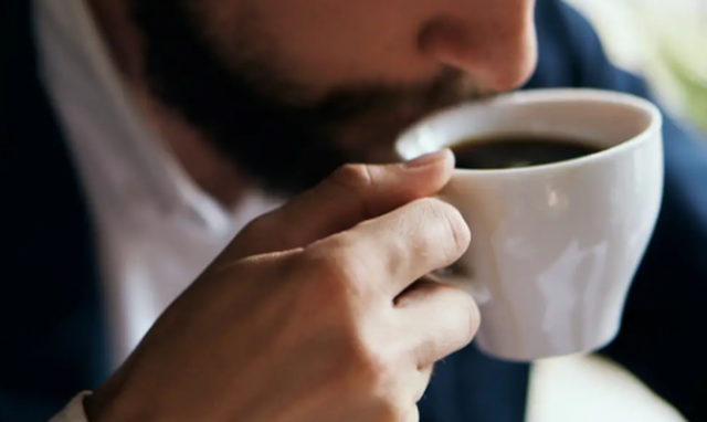 Kafe me stomakun bosh? Ja &ccedil;far&euml; i ndodh trupit tuaj gjat&euml;
