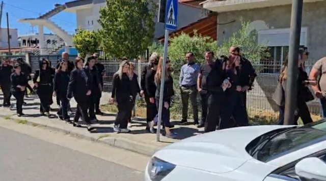 Dhimbje dhe lot n&euml; Durr&euml;s/ Homazhe p&euml;r dy t&euml; miturit q&euml;