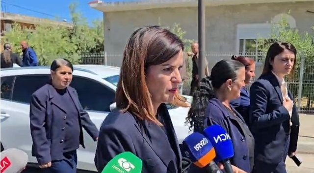 Zv kryeministrja Ko&ccedil;iu homazhe p&euml;r dy t&euml; miturit n&euml;