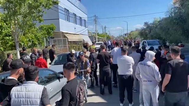 &ldquo;Ma vran&euml; djalin n&euml; der&euml; t&euml; sht&euml;pis&euml;&rdquo;/