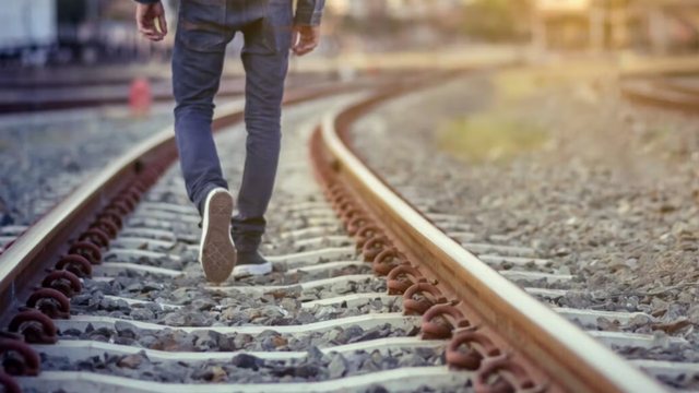 Tragjike/ Po kalonte shinat, 26-vje&ccedil;ari p&euml;rplaset p&euml;r vdekje