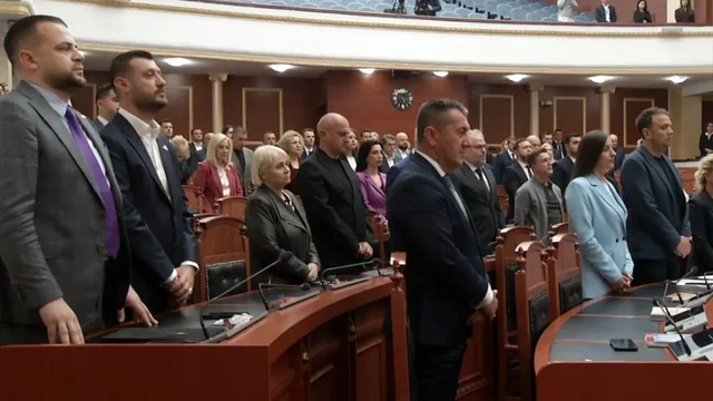 Seanca plenare nis me nj&euml; minut&euml; heshtje p&euml;r dy t&euml; miturit