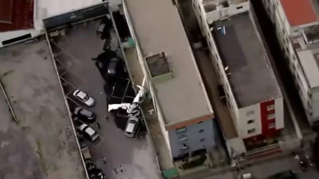 Video/ Aeroplani p&euml;rplaset me nj&euml; pallat n&euml; Brazil, humbin