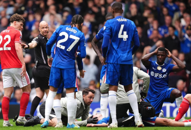 Incident n&euml; Premeir League, futbollisti i &Ccedil;elsit bie pa ndjenja,